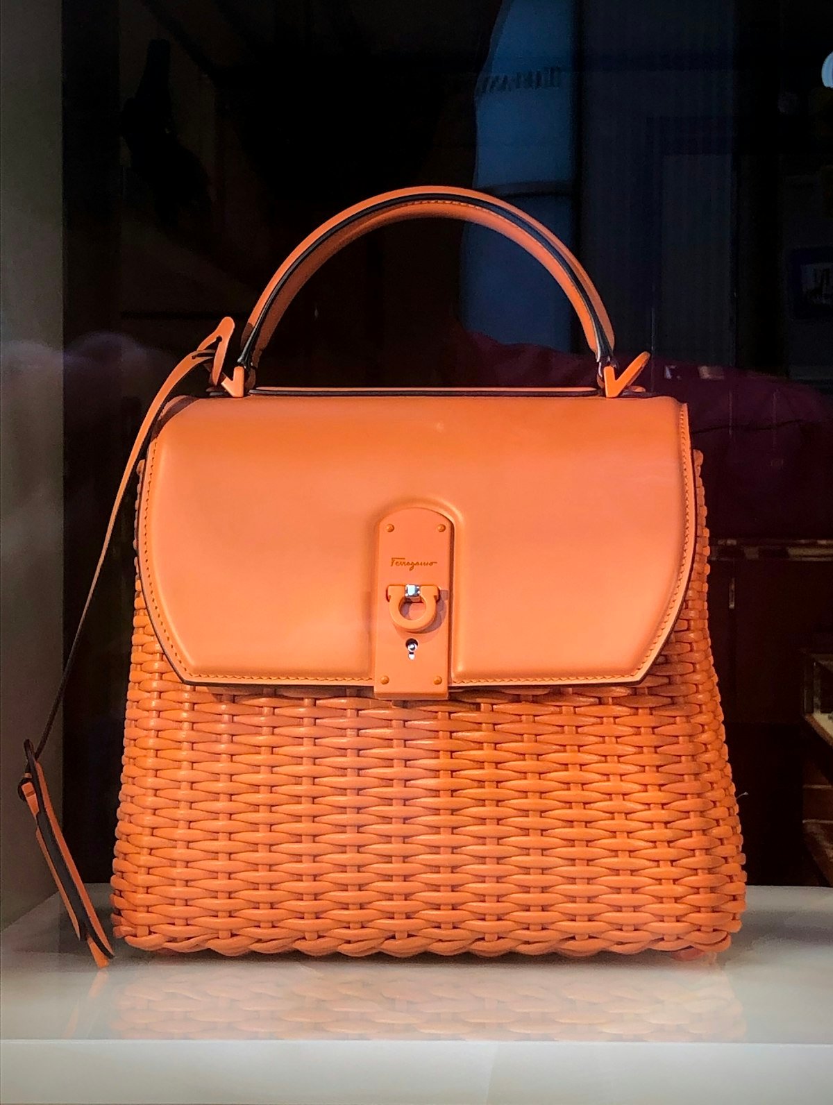Soraya Martí estilo Boho Chic con bolso de ante y vaqueros rectos